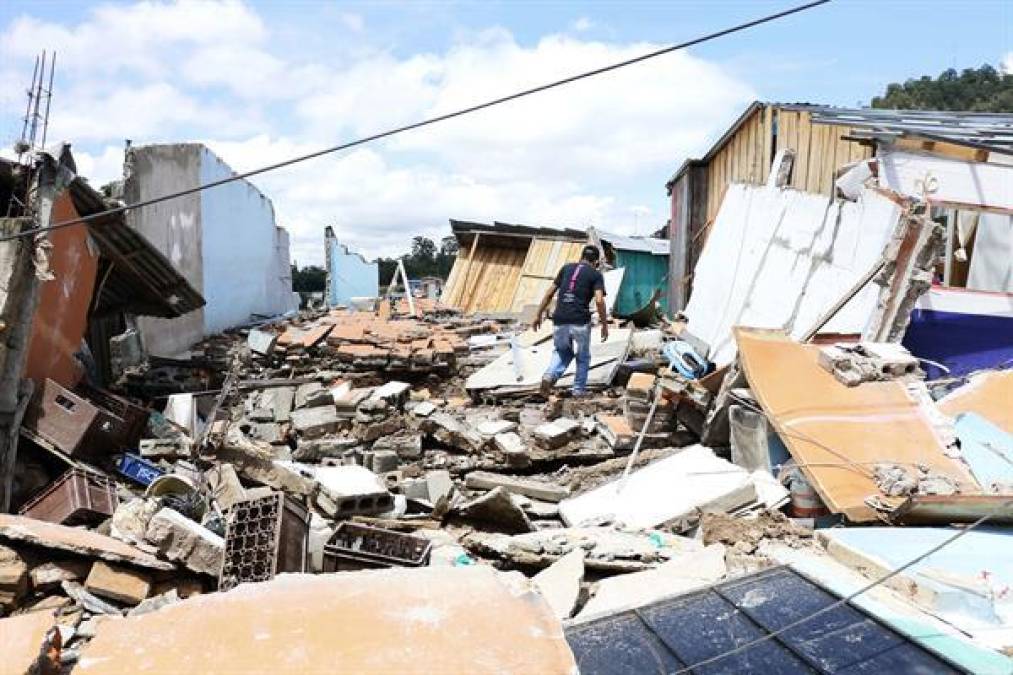 Alrededor de 80 familias fueron desalojadas forzosamente ante el peligro de que pudieran quedar soterradas por los deslizamientos de tierra, que no cesan.