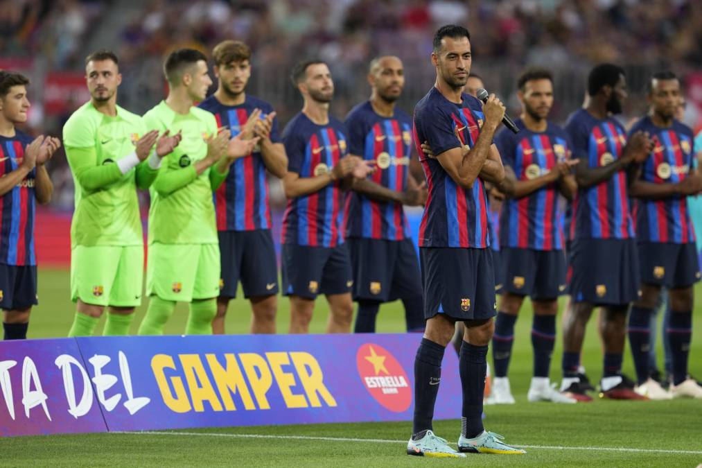 Antes del partido fue presentado el plantel para la nueva temporada y uno de los que se dirigió ante la afición del Camp Nou fue el centrocampista Sergio Busquets.