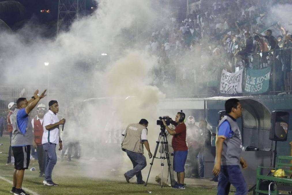 El humo que desprenden las bengalas empezó a esparcirse en el estadio Excélsior.