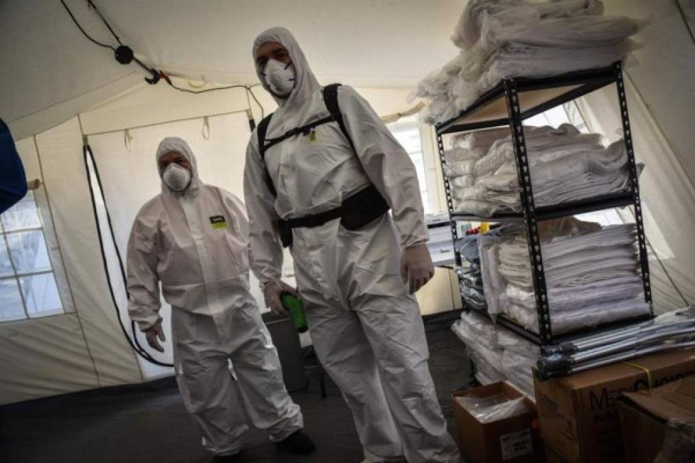 La Cruz Roja y el Ejército habilitaron hoy varios hospitales de campaña para atender a los cientos de pacientes infectados por coronavirus./AFP.