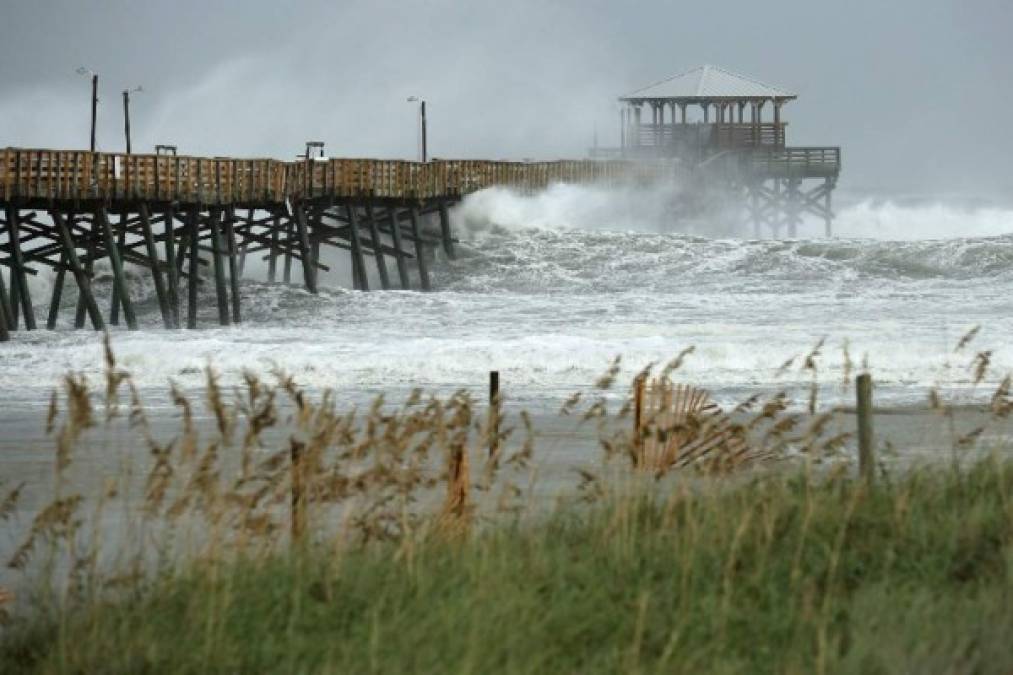 Florence presenta en estos momentos vientos máximos sostenidos de 165 km/h y se espera que toque tierra esta noche en la costa sureste de Carolina del Norte para luego girar al sur.