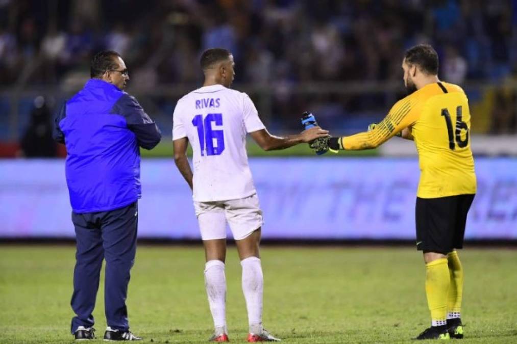 Rigoberto Rivas tuvo un buen gesto con el portero de Martinica, no le negó agua.