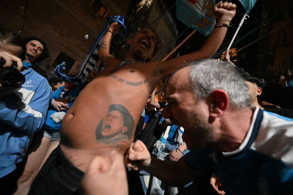 Este aficionado tiene tatuado en su cuerpo el rostro de Diego Maradona.