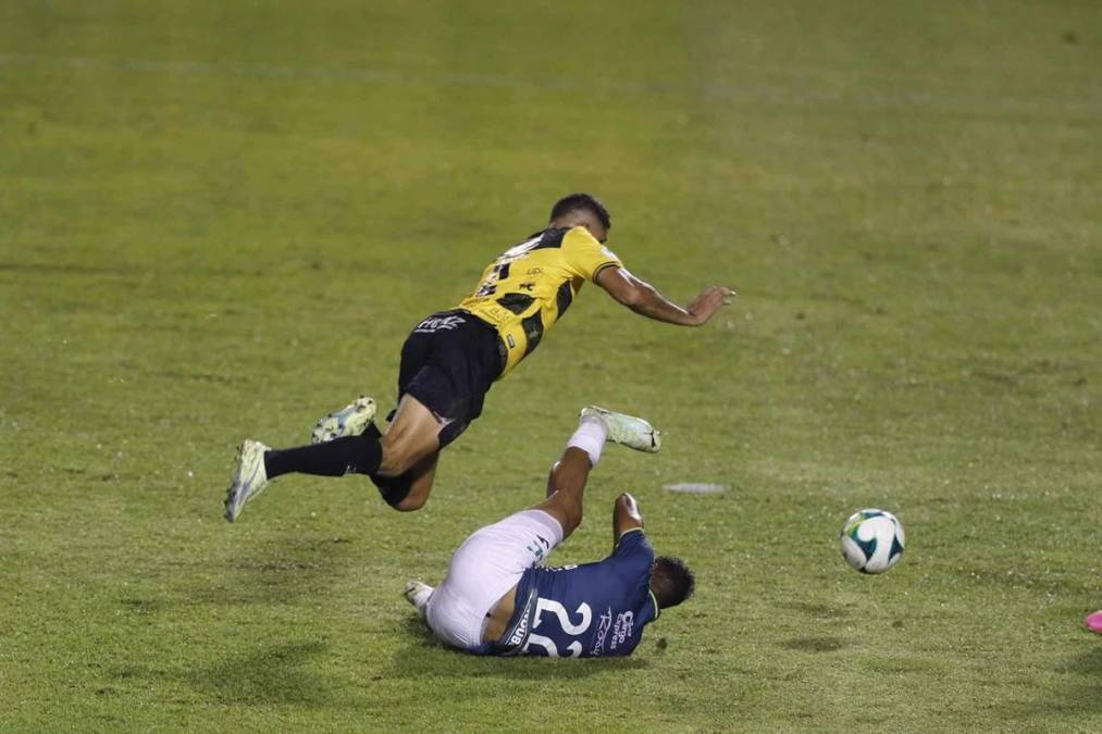 Getsel Montes derribó en el área a Kilmar Peña y el árbitro pitó el penal a favor del Marathón.