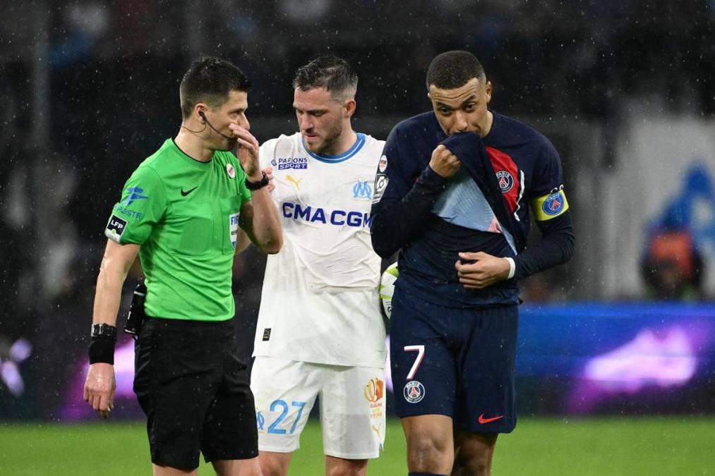 El árbitro le dice algo susurrando a Mbappé: “Tic tac al madrid?”