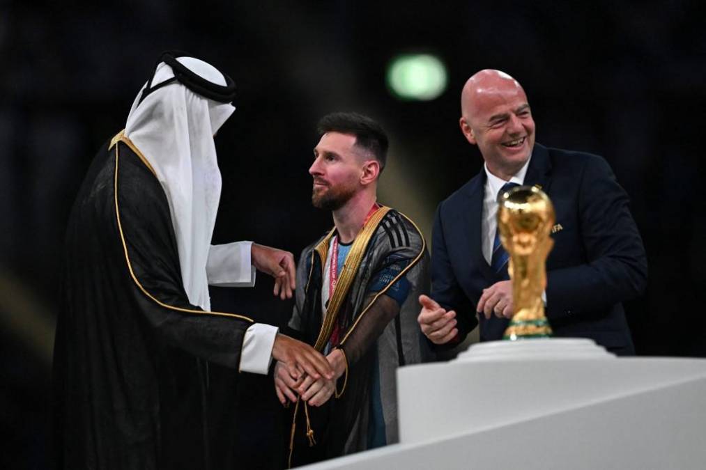 El jeque Tamim bin Hamad Al Thani es el actual emir de Catar y junto a Infantino, presidente de la FIFA, le entregaron la Copa a Lionel Messi.