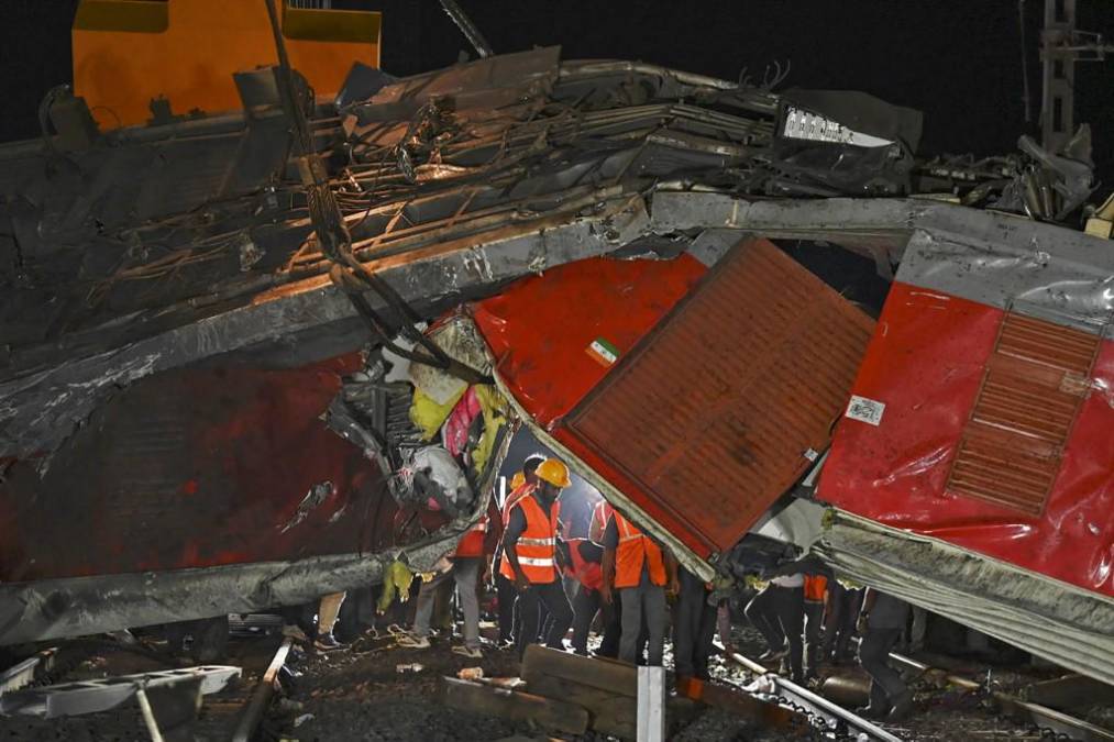 ¡Devastación total! Primeras fotos del choque de trenes en India