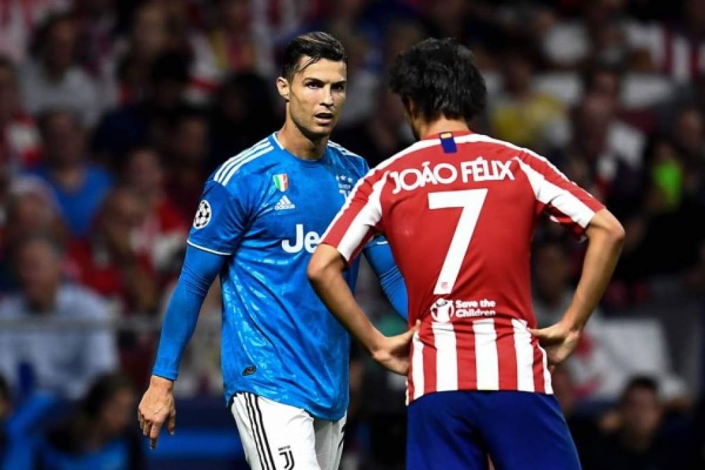 Cristiano Ronaldo y Joao Félix cruzan miradas en un lance del partido.