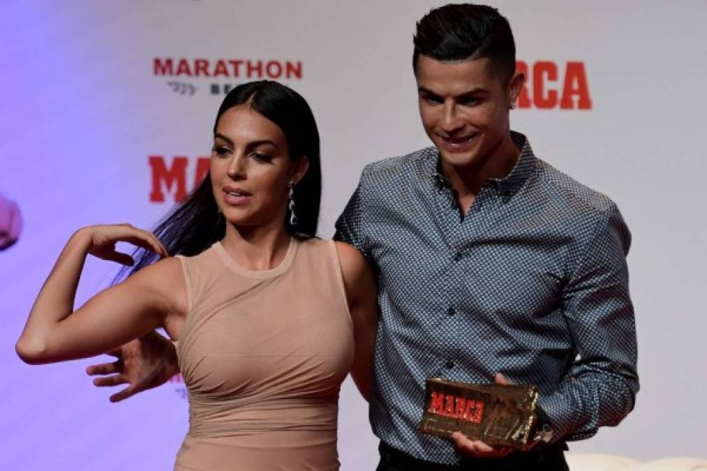 La famosa novia de Cristiano Ronaldo posó orgullosa junto al jugador mientras este era reconocido con el premio MARCA Leyenda este 29 de julio.<br/><br/>Pero Rodríguez acaparó la atención mostrando unas curvas más llenas de lo usual con el vestido en color piel que llevó para la ocasión, alimentando más las sospechas de un posible embarazo.