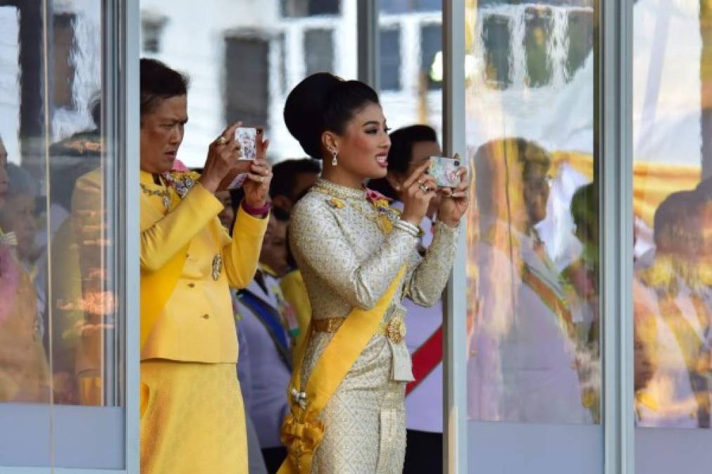 Los asistentes al desfile real miraron directamente al monarca, algo que antiguamente estaba prohibido, y sacaban sus celulares para hacer fotos, incluyendo la princesa, lo que algunos tailandeses más tradicionales podrían considerar poco decoroso.