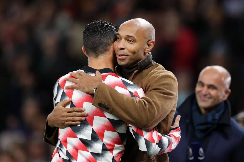 Cristiano Ronaldo saludando al exfutbolista francés Thierry Henry, quien estuvo comentando el partido en el estadio para un canal televisivo.