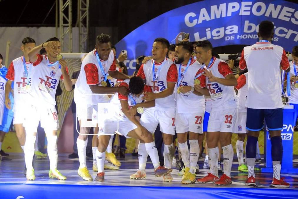 Los otros jugadores del Olimpia se ríen tras el beso de Beckeles a Pinto.