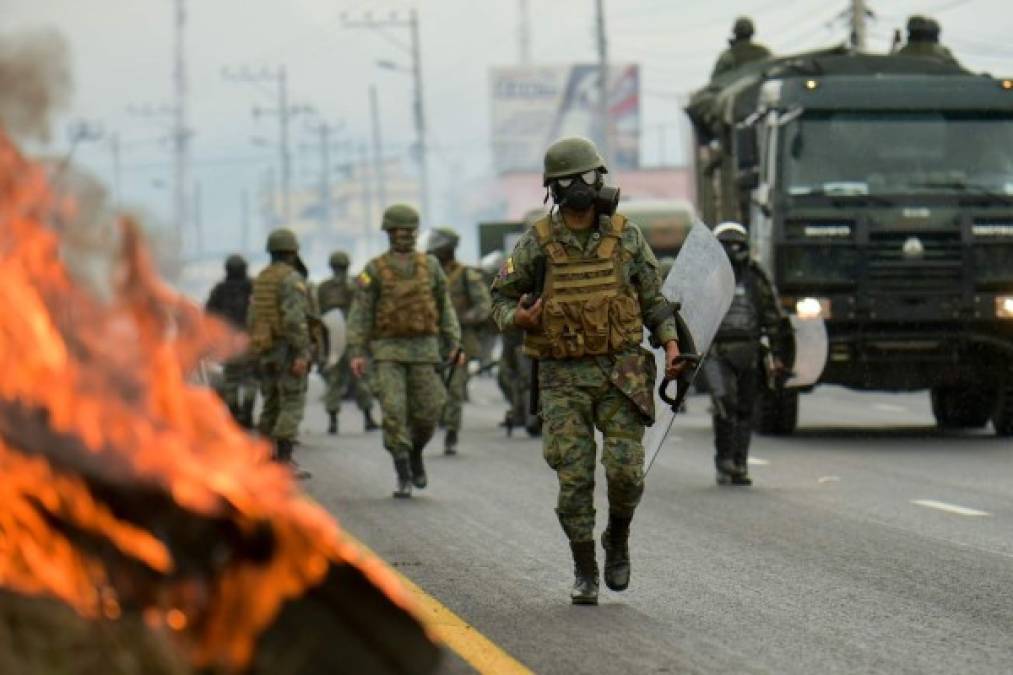 Las protestas comenzaron poco después de que fuerzas militares evacuaran el Palacio de Carondelet, y trasladaran a Guayaquil al presidente Lenín Moreno.