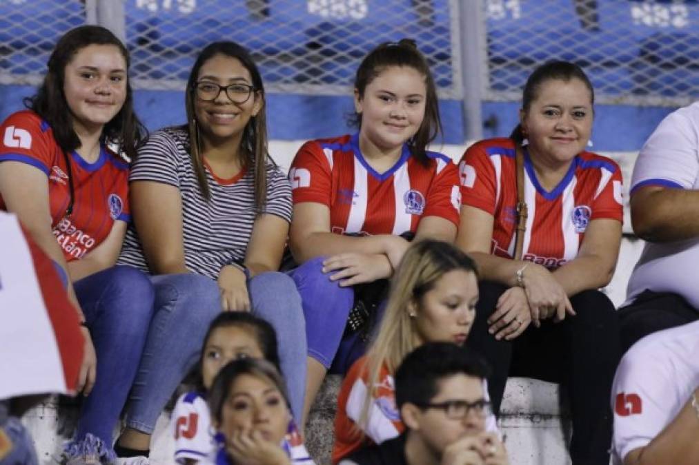 Estas chicas llegaron al estadio Olímpico de San Pedro Sula para disfrutar de su amado Olimpia.