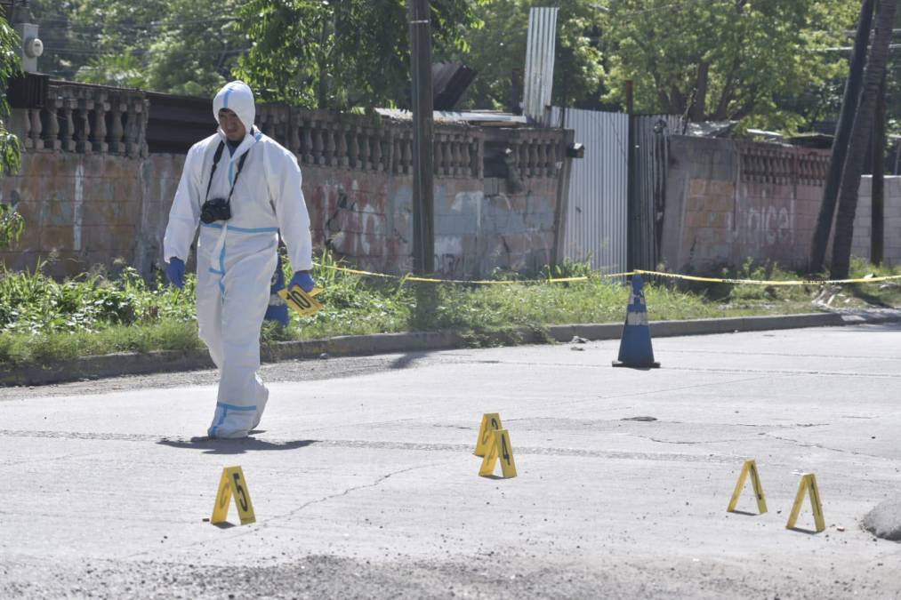 Un perito forense del Ministerio Público recorre la escena del atentado en busca de evidencias. 