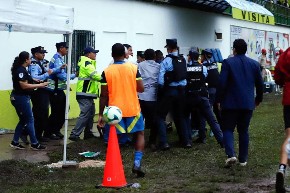 La agresión de Samuel García a Manuel Keosseián provocó la batalla campal entre jugadores de ambos equipos.