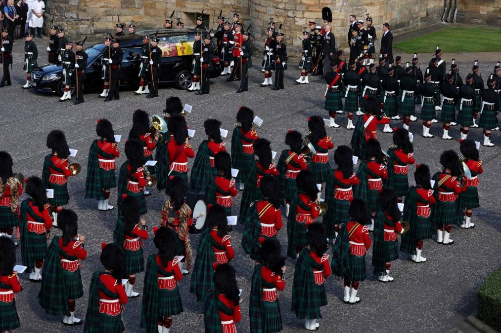 Los guardias del Regimiento de Escocia, con sus faldas tartán y sus boinas escocesas, flanquearon el coche fúnebre a lo largo del trayecto, colorido pero marcado por la visible tristeza de la gente.