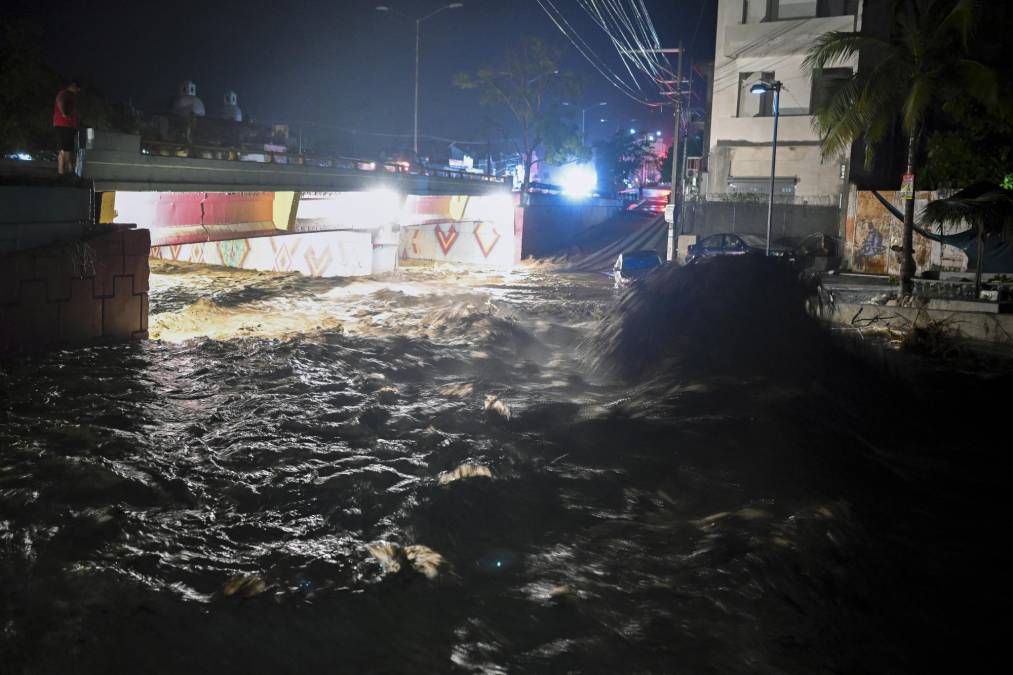 Muertes y devastación: Las imágenes que deja el azote del huracán Roslyn en México