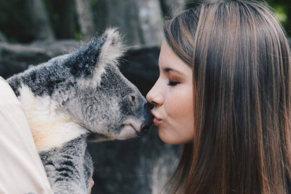 Irwin y su madre anunciaron que continuaría la labor conservadora y televisiva de su difunto padre.<br/><br/>Steve Irwin había dicho que apoyaba la carrera de Bindi, afirmando 'sólo quiero ser co-estrella de mi hija'.