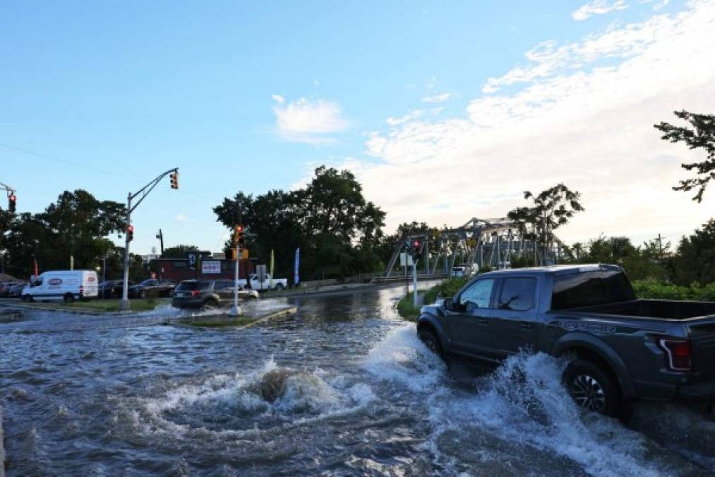 Tanto De Blasio como la gobernadora del estado de Nueva York, Kathy Hochul, señalaron que en unas pocas horas cayó mucha más lluvia de lo esperado, lo que ha dejado a la región en una 'pésima situación'.