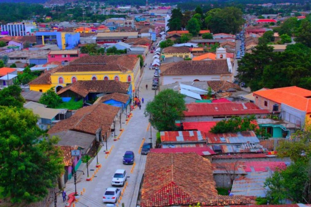 La Esperanza e Intibucá dos ciudades gemelas dividas imaginariamente por la mitad, asentadas en una de las mesetas más altas de país, con 1700 metros sobre el nivel del mar, fundadas en 1883, se constituyen actualmente en una opción mágica y refrescante para el turismo rural de Honduras.