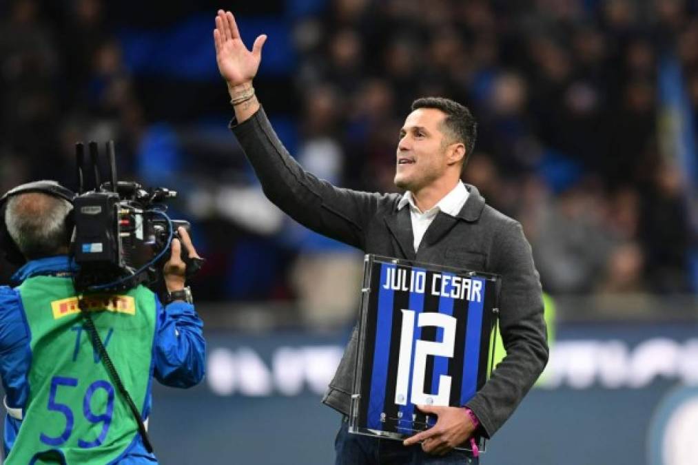 El exportero brasileño Julio César fue homenajeado por el Inter antes del inicio del partido. Foto AFP