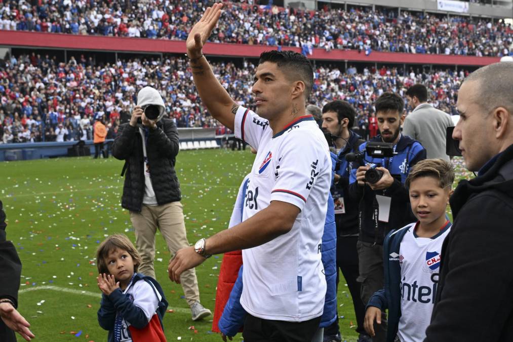 Luis Suárez saludando ya con la camiseta del Nacional durante su recibimiento como nuevo fichaje del club, en el estadio Gran Parque Central en Montevideo 