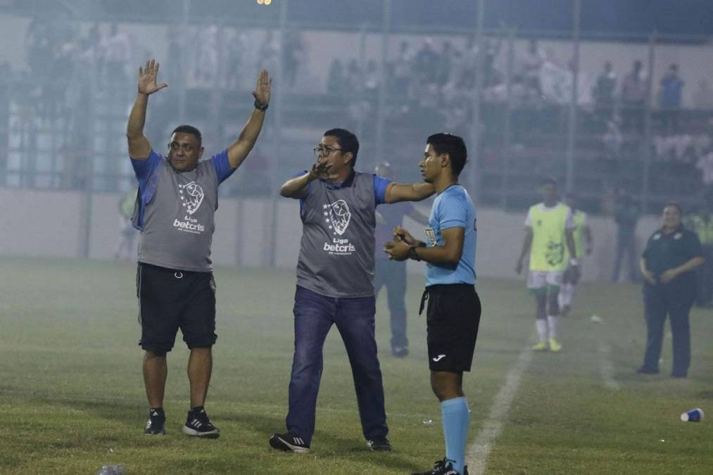 Rommel Salgado, entrenador del Platense, intenta calmar a la afición del Platense que, tras el gol de Alain Santos, perdió el control con la eurforia.