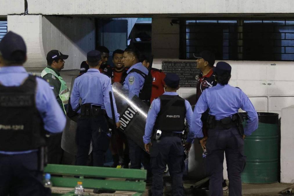 Las Panteras del Independiente no querían seguir jugando ante la falta de seguridad en el estadio Excélsior.