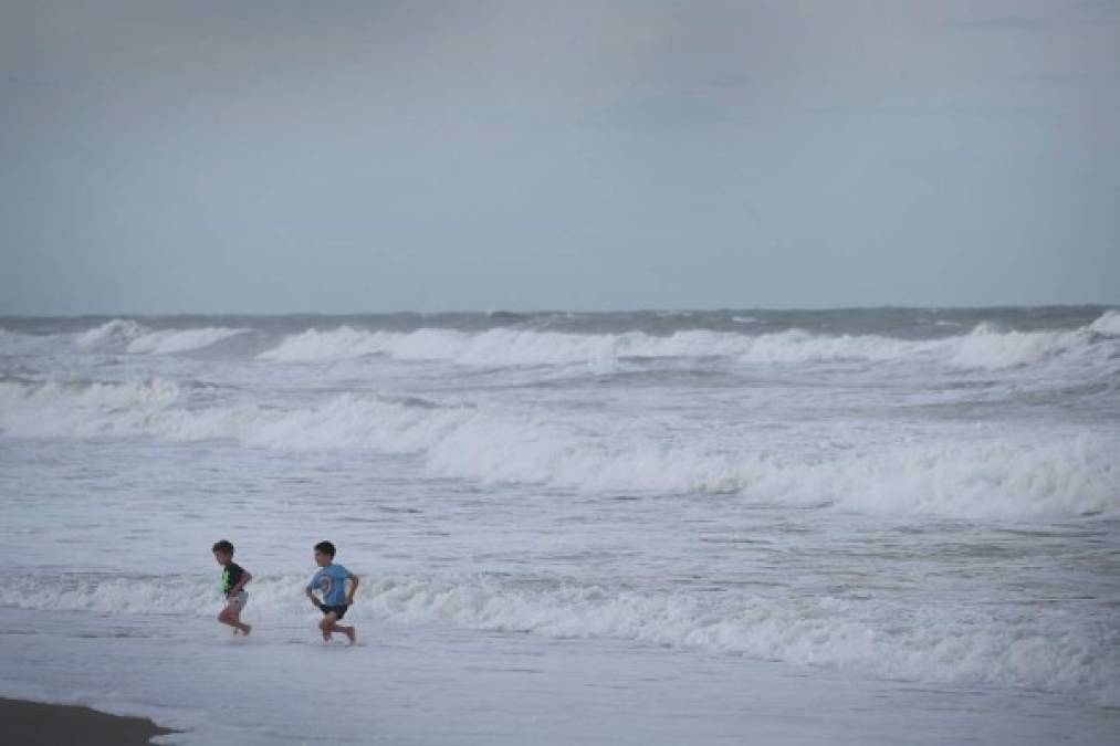 El poderoso huracán se desplaza lentamente hacia la costa este de EEUU, donde Florida, Georgia y Carolina del Sur, ordenaron la evacuación de los residentes en la costa.