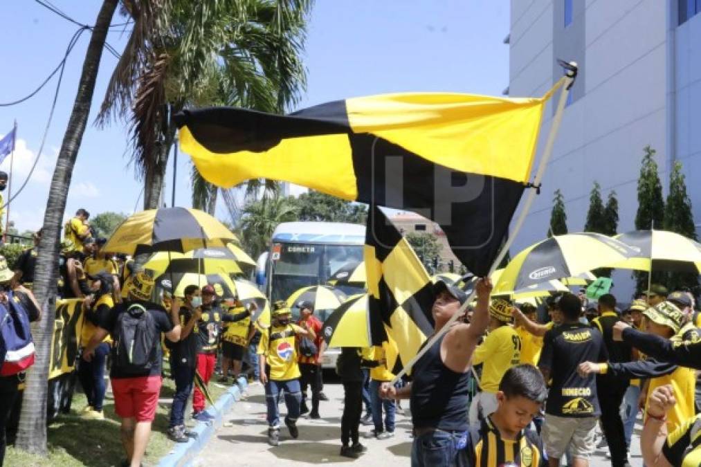 Los hinchas del Real España animaron a los jugadores con cánticos y banderas.