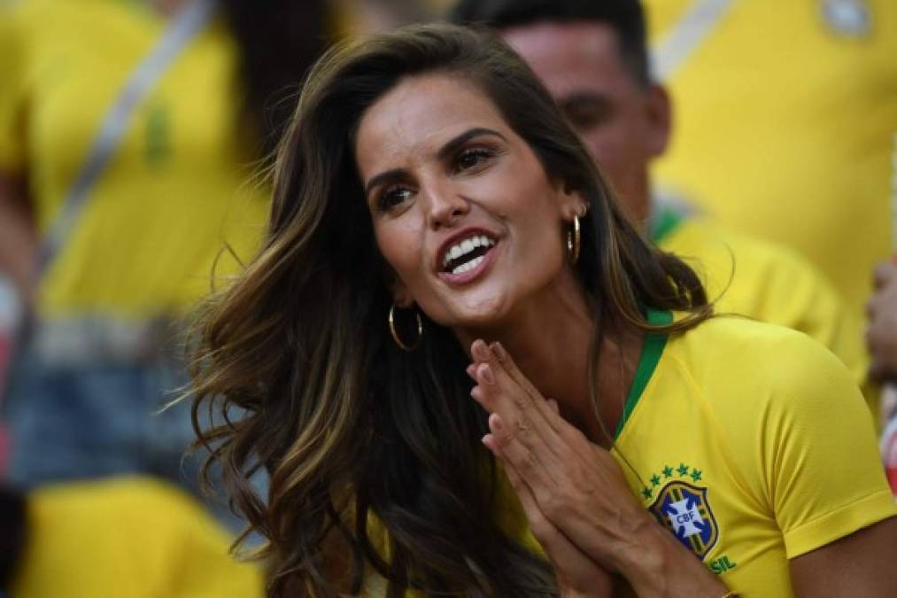 Esta bella brasileña es modelo y se llama Izabel Goulart, es un ángel de Victoria's Secret. Pidió a su selección un triunfo antes del inicio del partido contra Serbia. Foto AFP