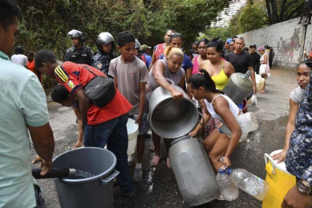 Esta misma molestia fue expresada por decenas de personas que dijeron no tener agua para poder bañarse y preparar los alimentos.