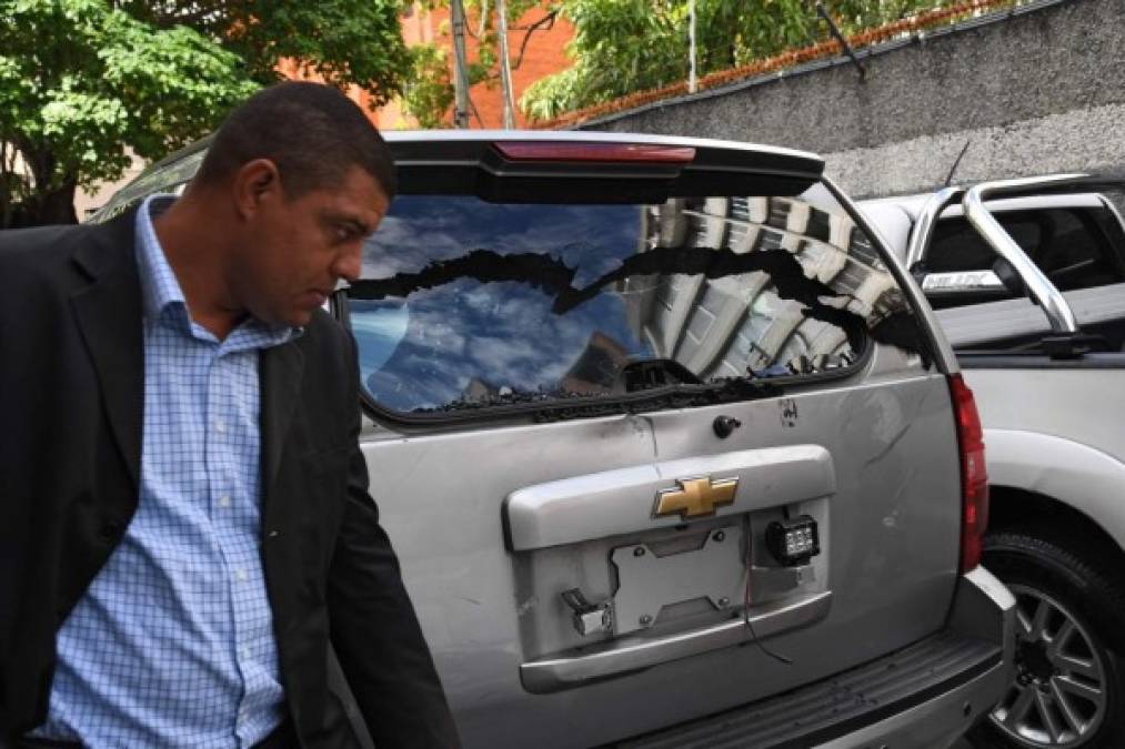 La Asamblea Nacional, que difundió fotos de camionetas con vidrios destrozados denunciando un 'atentado', anunció que una sesión que había convocado el líder legislativo Juan Guaidó se realizará finalmente en un anfiteatro en El Hatillo, en el este de la capital venezolana.
