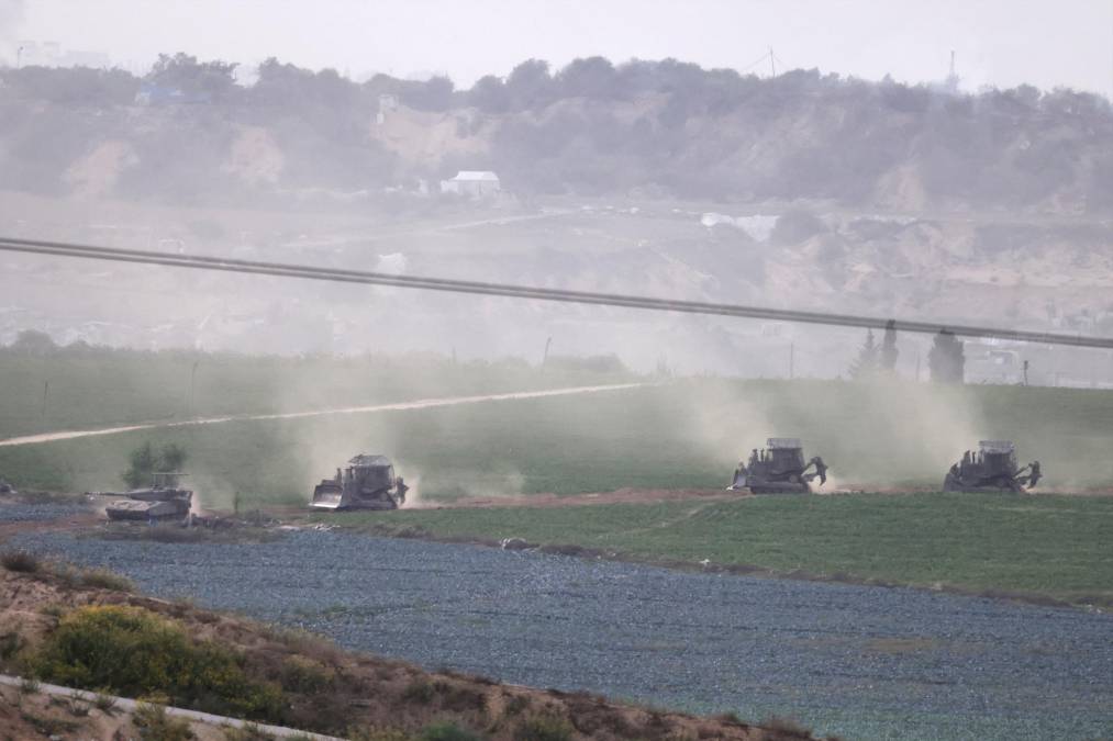 Israel intensifica la ofensiva terrestre en Gaza con el envío de nuevas tropas, y tras atacar ya más de 450 objetivos del grupo islamista Hamás, que gobierna de facto la Franja y cuyos milicianos combatieron hoy a las tropas israelíes en fuertes enfrentamientos en el norte del enclave.