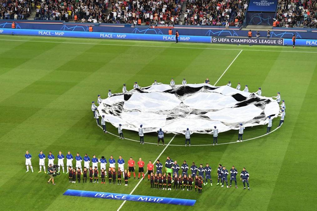 Los jugadores del PSG y Juventus al momento que sonaba el himno de la Champions League.