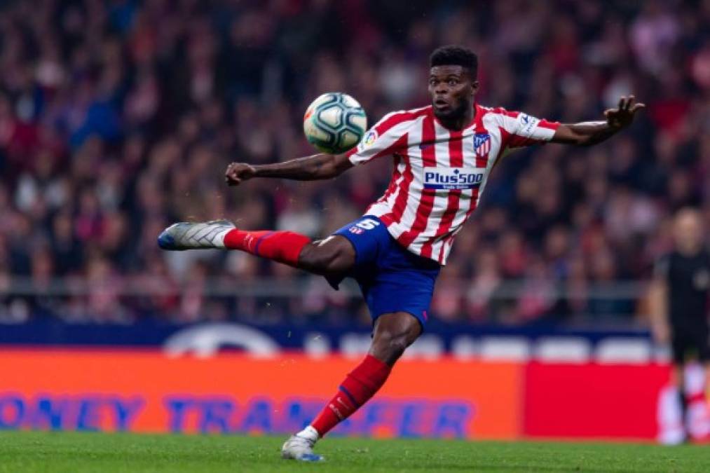 El Atlético de Madrid renovará a Thomas Partey. El centrocampista ghanés está en la agenda de muchos grandes clubes de Europa y parecía que iba a dejar el Wanda Metropolitano en este mercado por culpa de esa baja cláusula de rescisión que lo convierte en una ganga. No obstante, las últimas informaciones apuntan a que el equipo colchonero ha avanzado para tratar de retenerlo mucho más tiempo en su plantilla con una nueva ampliación de contrato.