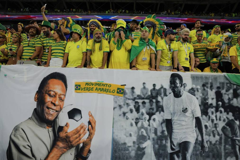 Carteles y mensajes de aliento para Pelé en las graderías.