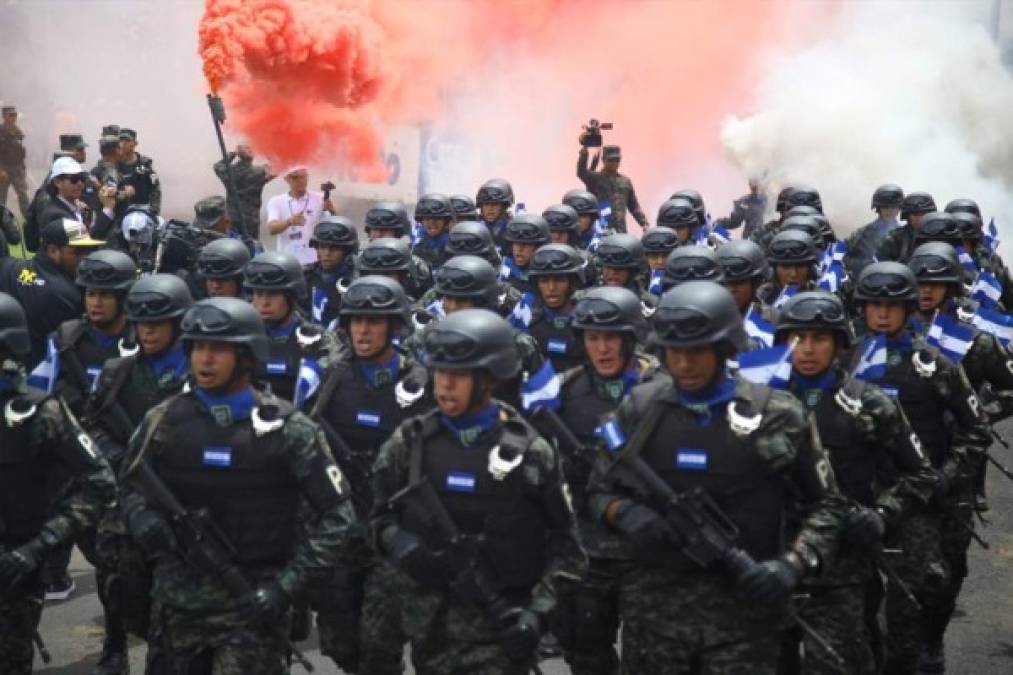 Agentes de la Policía Militar del Orden Público (PMOP) realizan su demostración en el Estadio Nacional de Tegucigalpa.