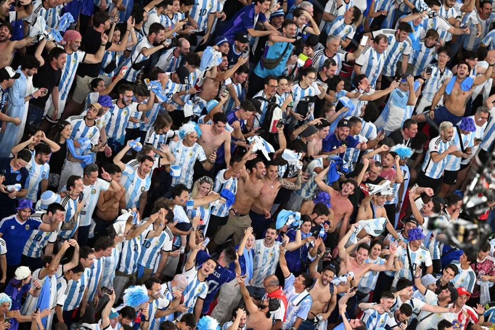 Los aficionados argentinos celebrando en el Ahmad Bin Ali Stadium la clasificación a cuartos de final.