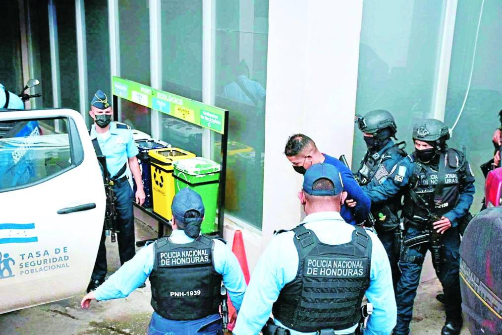 Los sospechosos de la masacre llegaron a los tribunales siendo custodiados por agentes élite de la Policía Nacional, ya que se les considera de alta peligrosidad. 