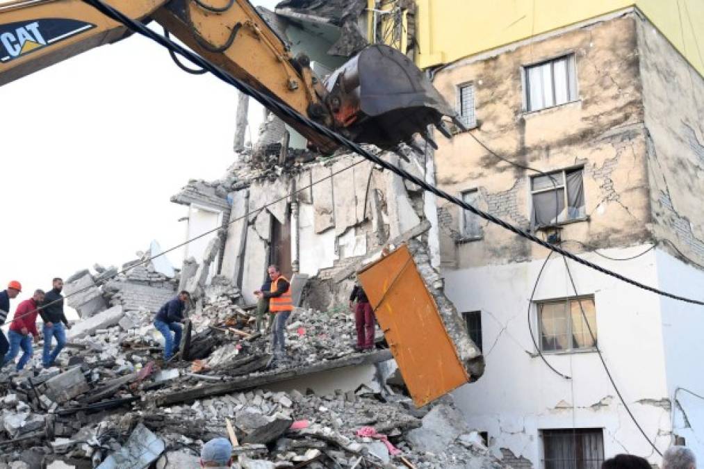 Los equipos de rescate aún siguen buscando entre los escombros a personas sepultadas.