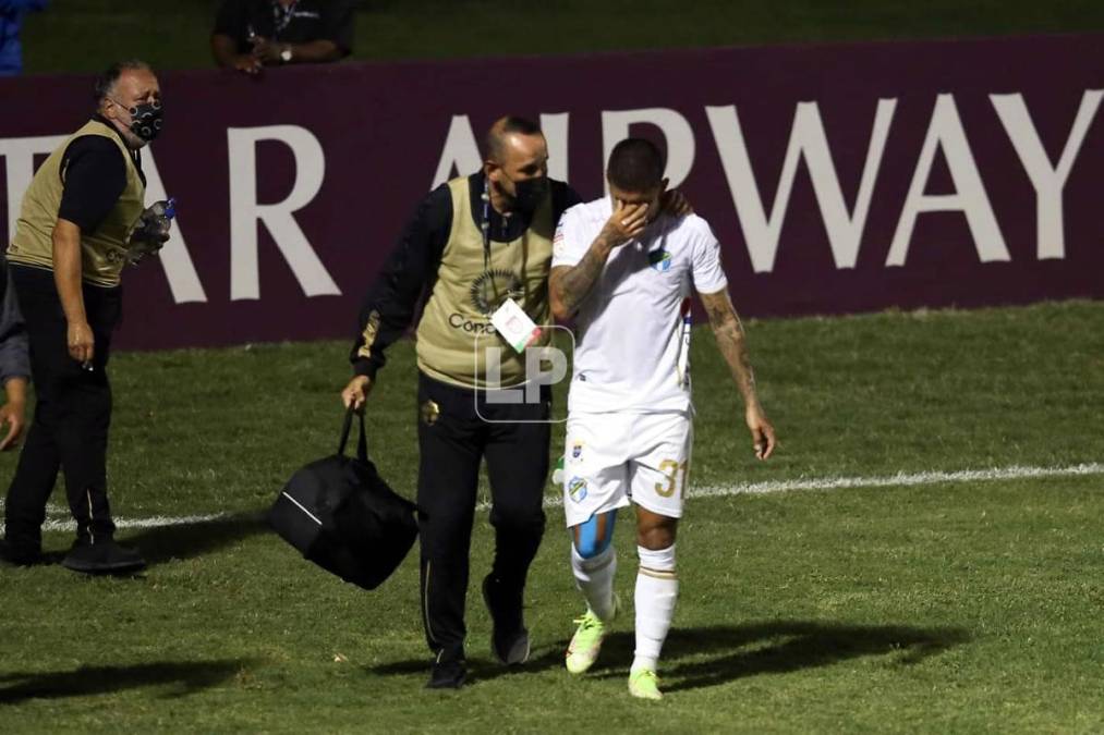 El cuerpo médico del Comunicaciones atendió en la cancha a Stheven Robles.