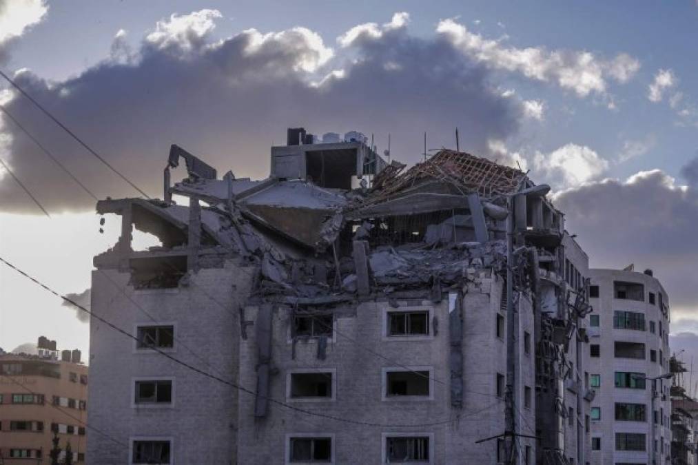 Una vista general que muestra un edificio destruido después de un ataque aéreo israelí en la ciudad de Gaza el pasado domingo. Foto: EFE