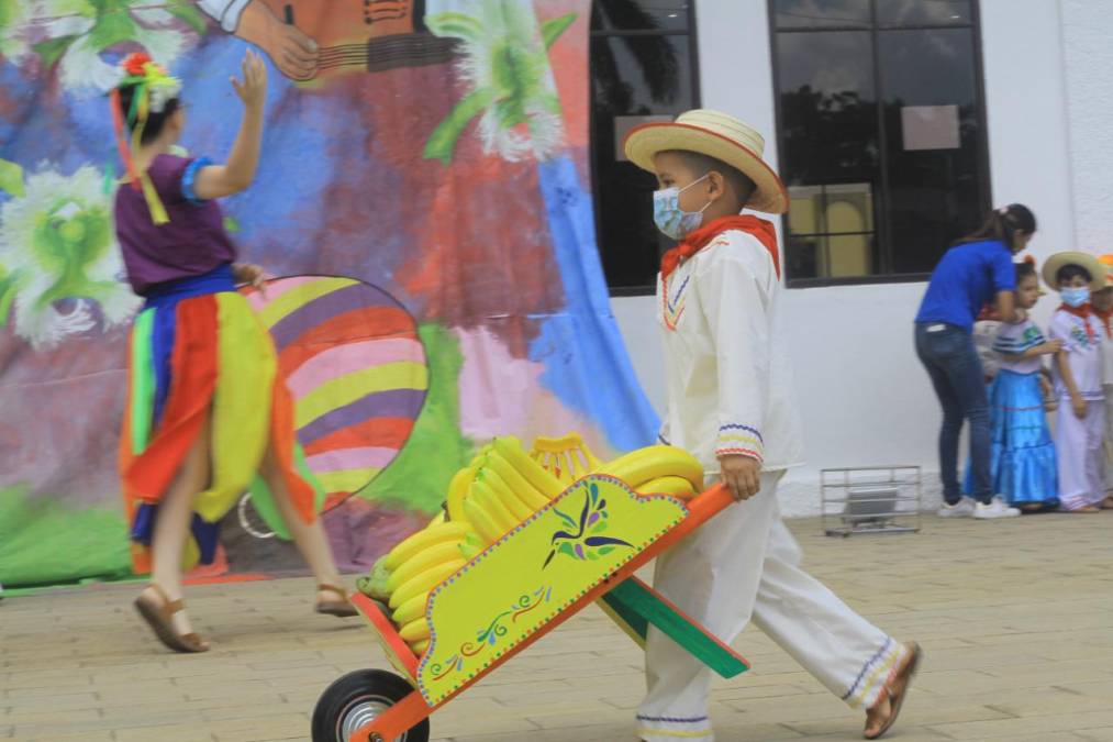 “El Bananero”, la típica danza folclórica hondureña fue de las más aclamadas.