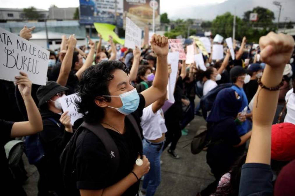 Diversas organizaciones de la sociedad civil se manifiestan en contra de la destitución de magistrados de la Sala Constitucional de la Corte Suprema de Justicia, hoy en San Salvador (El Salvador). Los manifestantes han alzando su voz por lo que consideran una 'dictadura' por parte del presidente de El Salvador, Nayib Bukele. Fotos: EFE