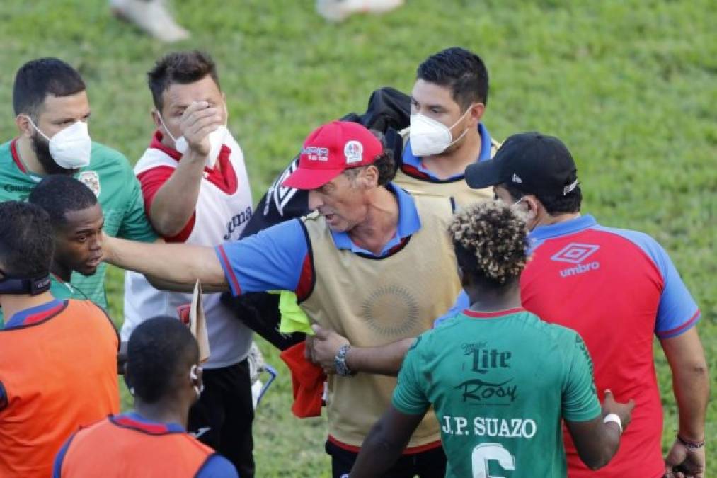 Pedro Troglio se enfadó mucho al final del partido.