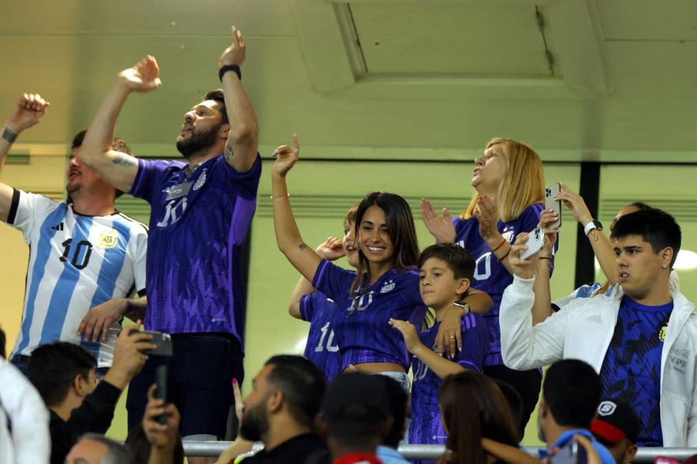 La familia Messi y Antonela Roccuzzo celebrando en el palco del Ahmad Bin Ali Stadium.