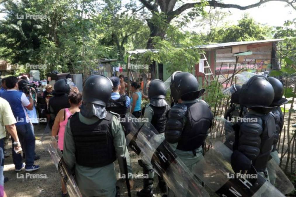 Los agentes pidieron a los habitantes desalojar sus casas pacíficamente, pero se negaron por lo que los agentes irrumpieron por la fuerza en las humildes viviendas.