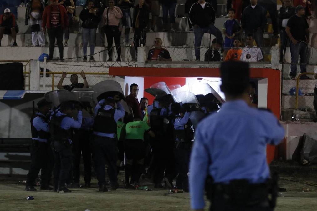 La Policía Nacional se acercó y les brindó protección. Los resguardaron hasta que los jueces del encuentro salieron del estadio.